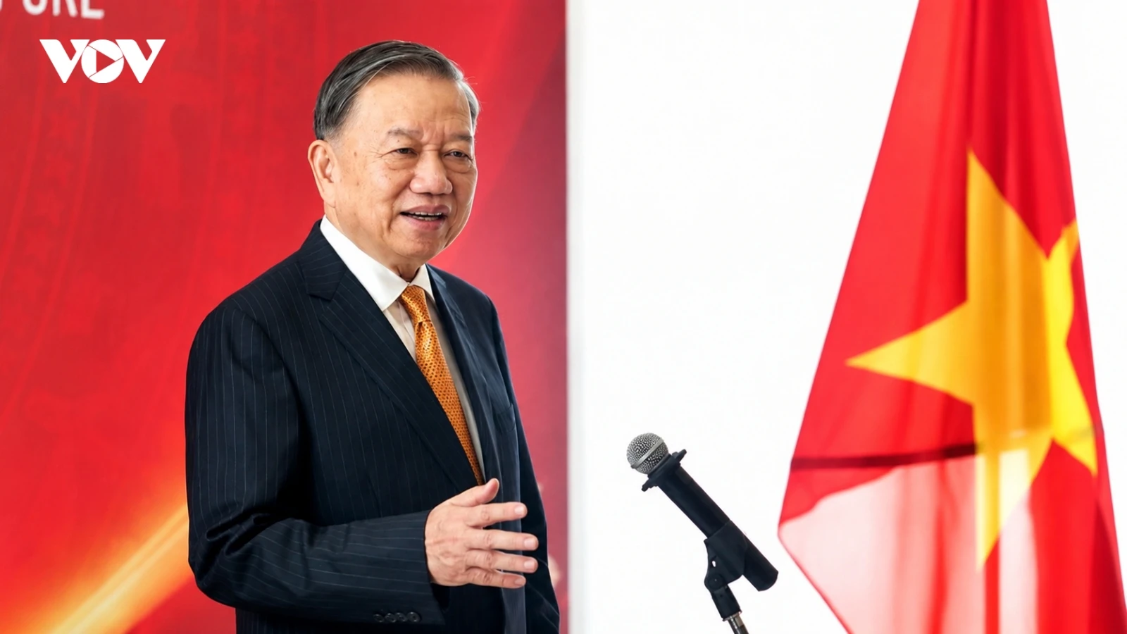 Vietnam maintains good relations with major powers, does not side with any country: Top leader